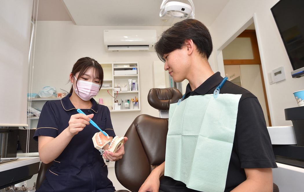 歯科衛生士による歯磨きの説明