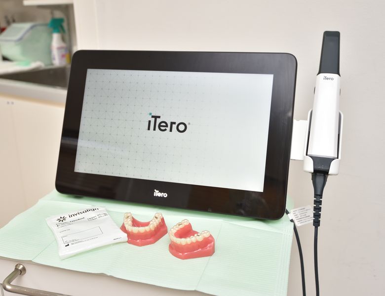 口腔内スキャナーと歯の模型