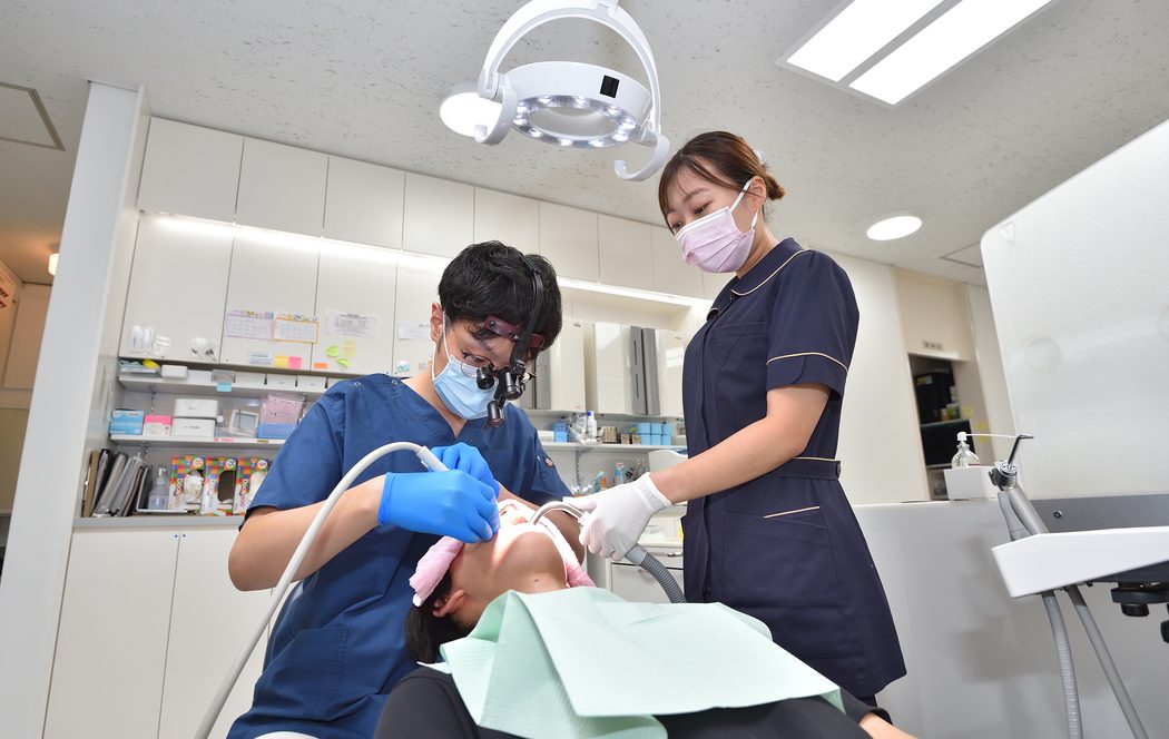 再生医療を併用した処置の様子