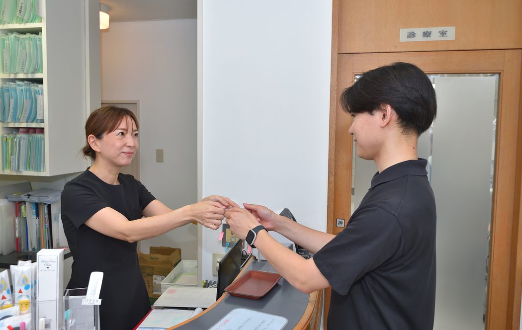 受付で応対するスタッフ